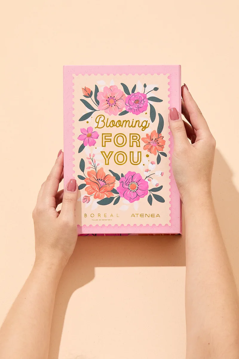 Manos sosteniendo la caja ilustrada «Blooming for you» de Boreal