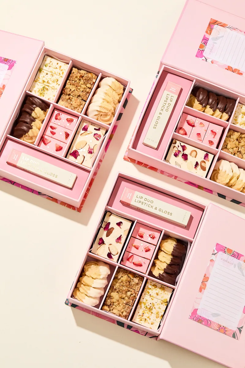 Cajas rosadas de Boreal con postres surtidos, vista superior
