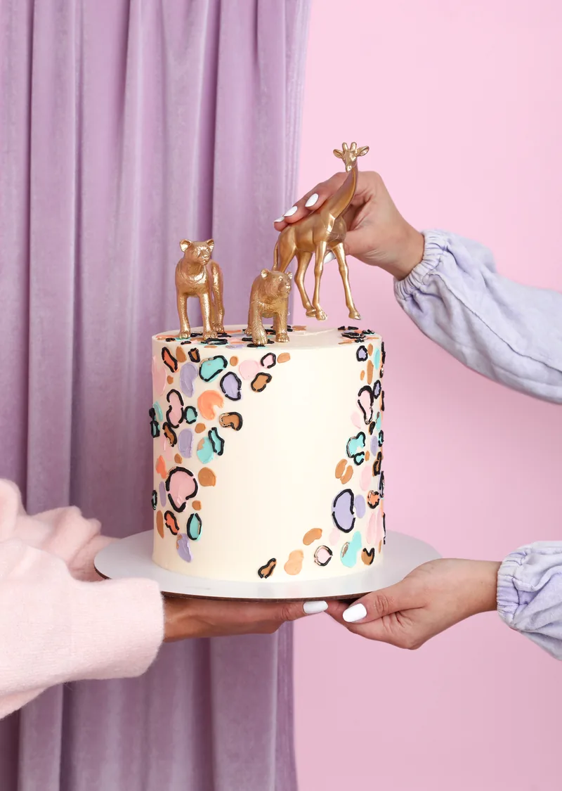 Torta decorada de Boreal con figuras doradas de venados