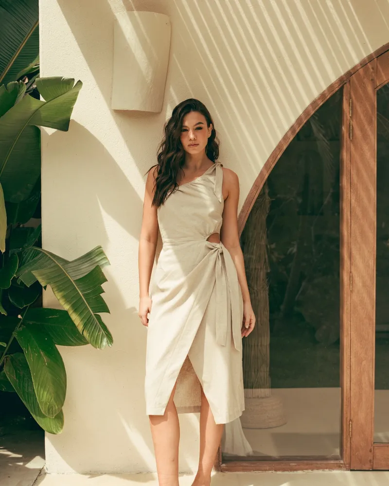 Editorial de moda de The Blue Side bajo arco de madera
