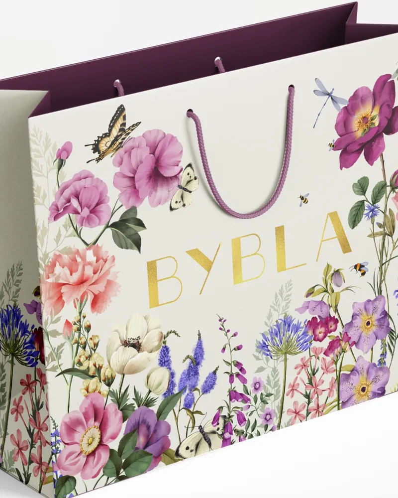 Bolsa de compras rediseñada de Bybla Boutique con flores y foil dorado