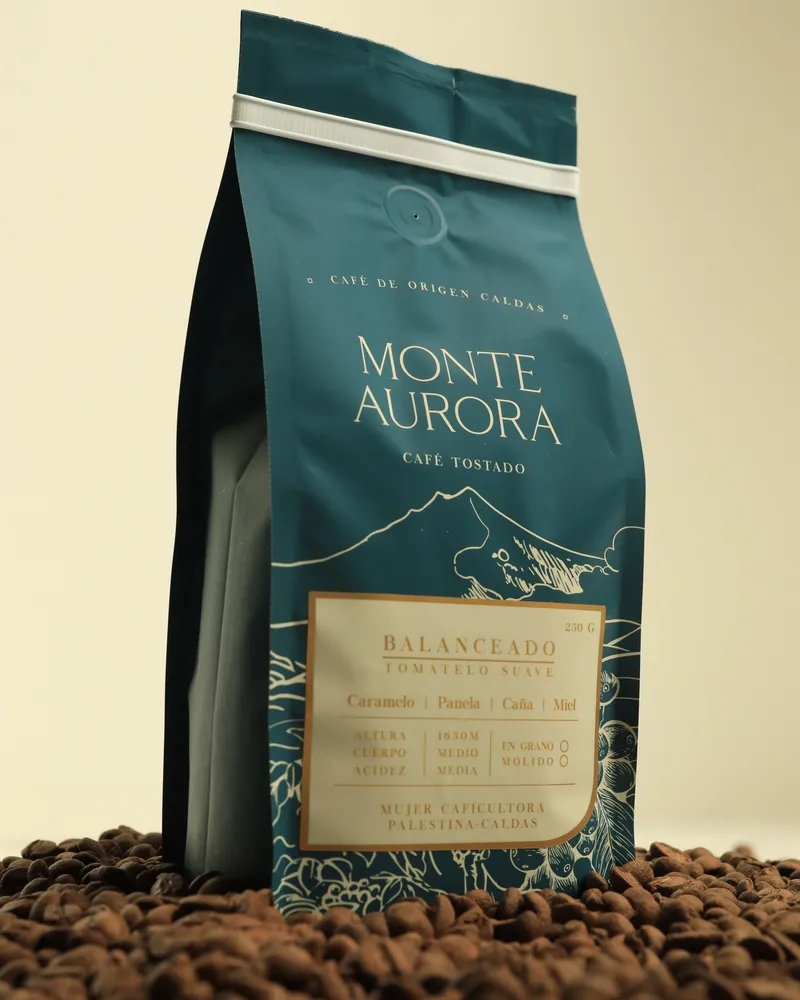 Empaque de Café Monte Aurora sobre granos de café